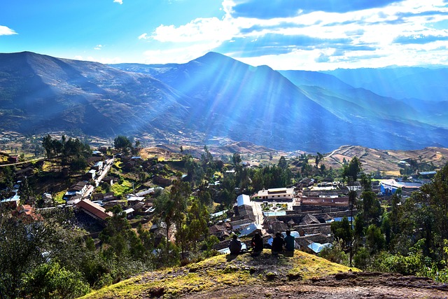 oficina moderna en Providencia Santiago con vista a la ciudad y equipo de trabajo colaborando