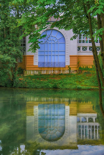 persona trabajando en laptop con panel de automatización digital en oficina moderna en Santiago de Chile